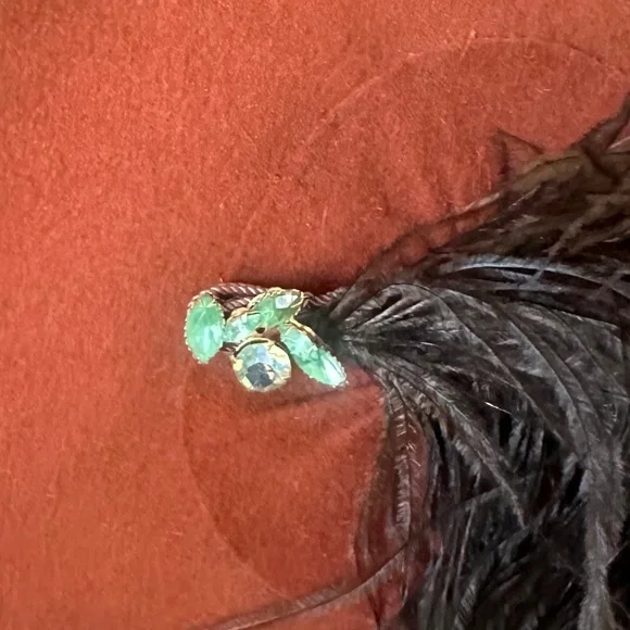 RAVISHING 1940s' CINNAMON COLOR TILT FELT HAT WITH LARGE BROWN FEATHERS + JEWEL